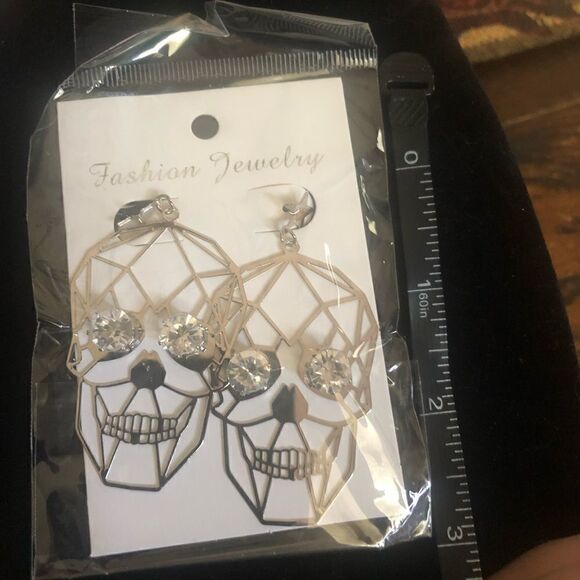🔥💀🔥NWT Silver skull earrings with faux diamond sparkle eyes. - Picture 8 of 9